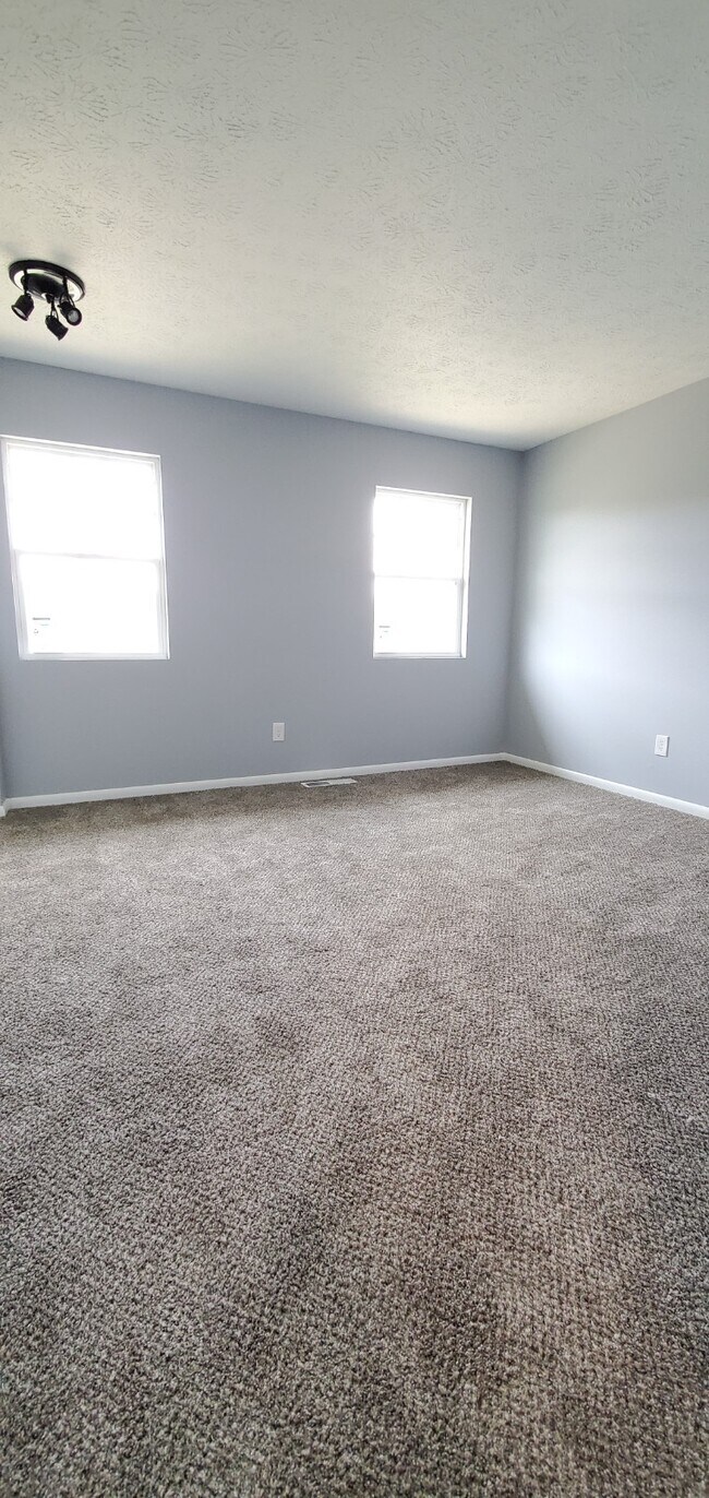 Building Photo - Two Bedroom one bathroom townhouse for rent