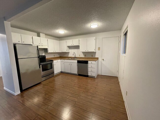 Foto del edificio - Updated Top Floor 2-Bed with Washer/Dryer,...