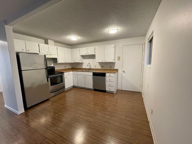 Building Photo - Updated Top Floor 2-Bed with Washer/Dryer,...