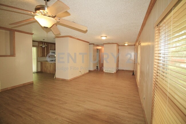 Foto del edificio - Lovely 3/2 with 2 Car Carport in Denton Fo...