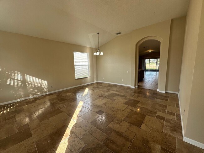 Foto del edificio - Beautiful Home Located in Great Community with all the Amenities.