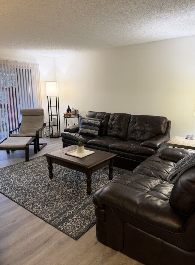 Building Photo - 2Bd/1.75Ba Redmond Condo