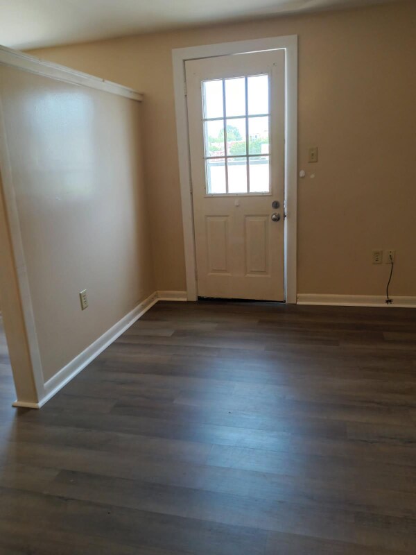 Foto principal - 130 S Railroad St