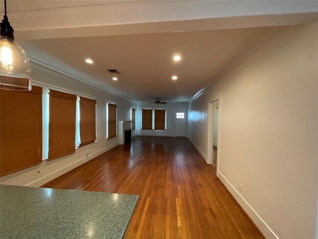 Foto del edificio - 4720 Woodrow Ave