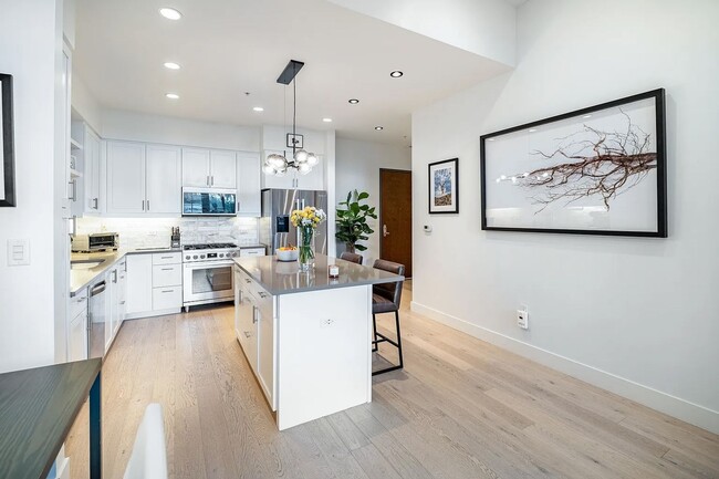 Building Photo - Luxury 1 Bed 1 Bath Condo at The Peloton W...