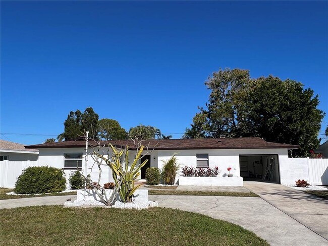 Building Photo - 2502 Tropical Shores Dr SE