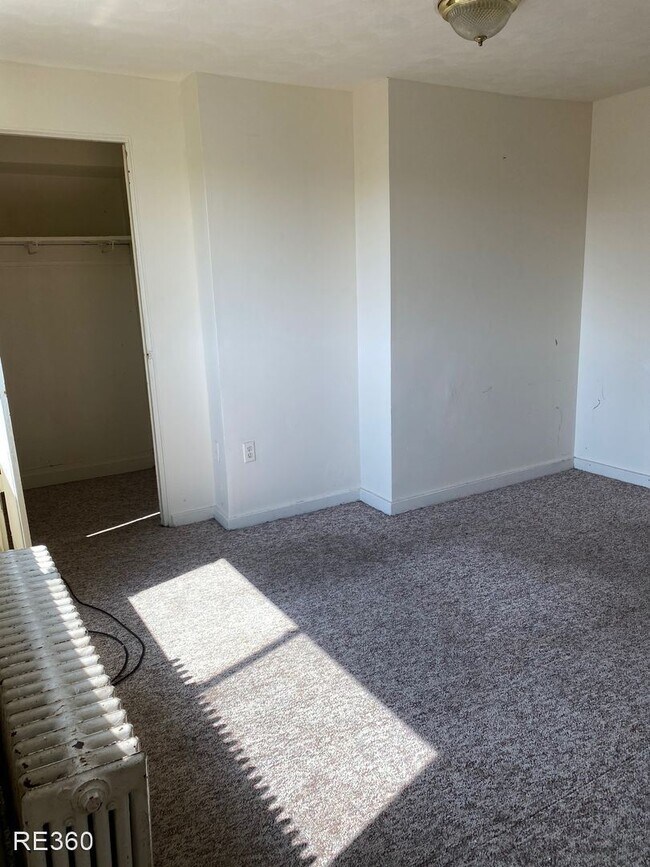Building Photo - 2 br, 1 bath House - 990 Proctor Way