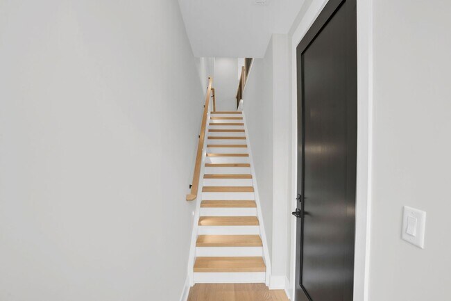 Building Photo - 142 Mattoon St