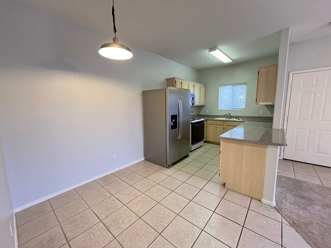 Building Photo - Cozy 2 Bedroom 2 Bathroom Condo in Gated Community!
