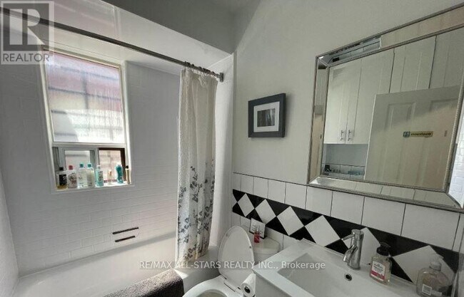 Photo du bâtiment - 1074 Bloor St W