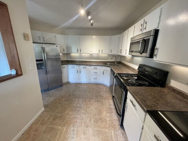 Building Photo - Clean, Updated Two Bedroom Condo in St. Paul