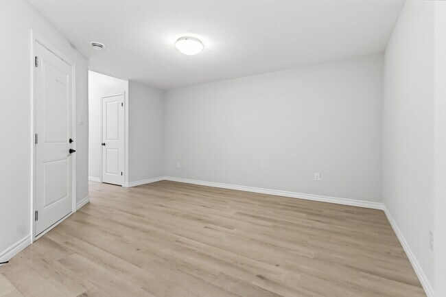 Photo du bâtiment - Executive Condo Townhome in Sought-After Sunningdale – Double Car Garage | Available Now