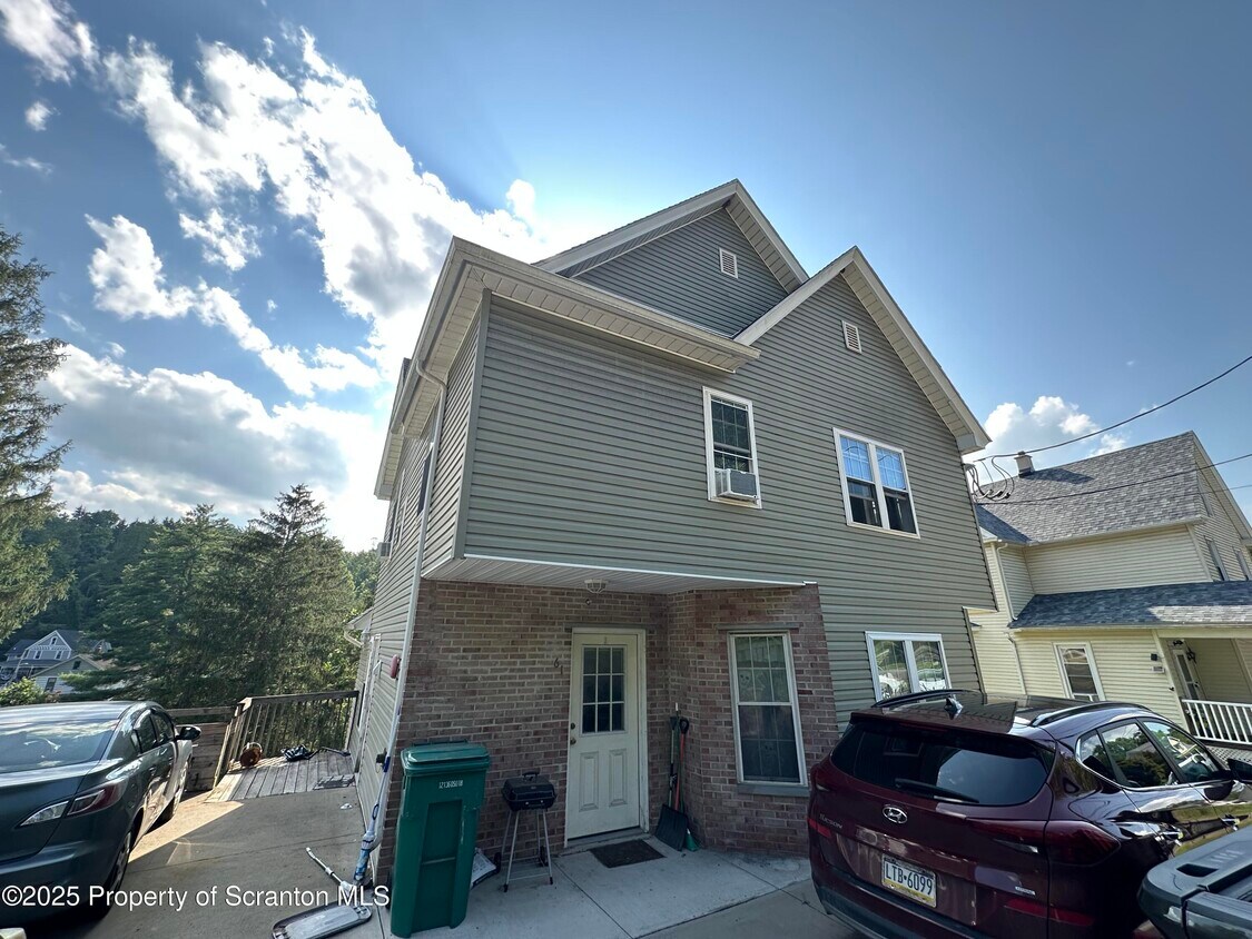 Primary Photo - 61 College Ave