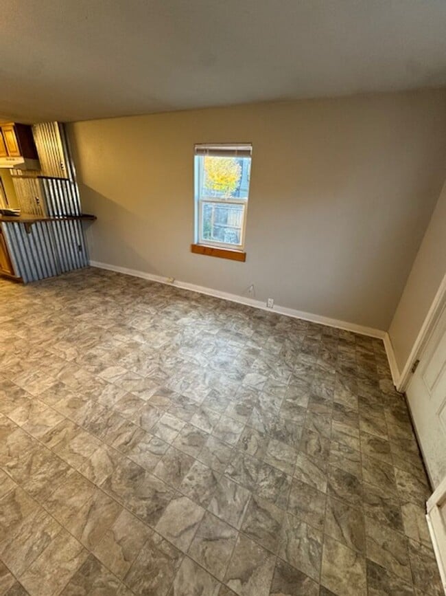 Building Photo - NW Bend Cottage! 1 pet considered!