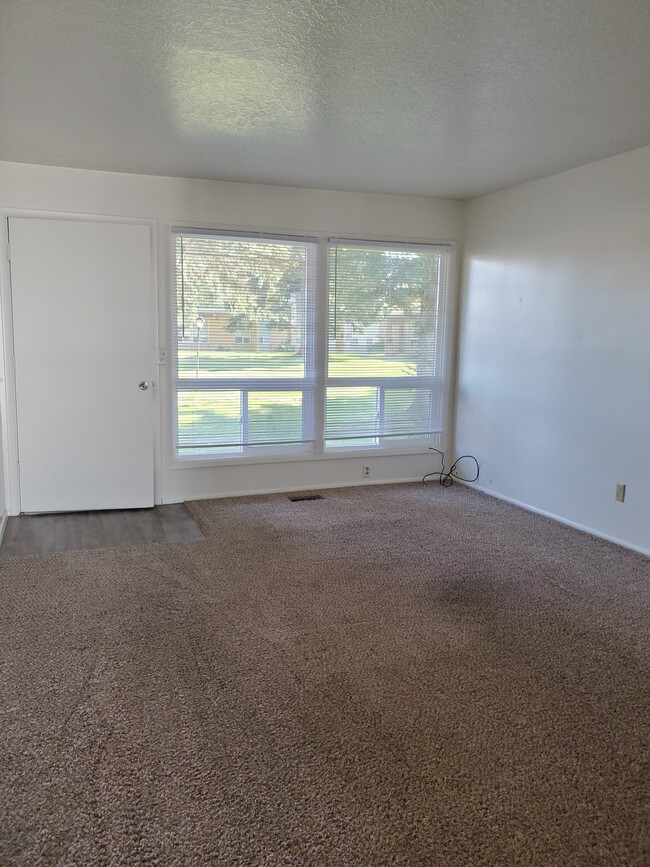 Building Photo - 1246 Saint Clair Rd