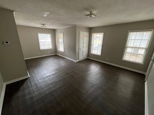 Building Photo - $300 OFF FIRST MONTH'S RENT!