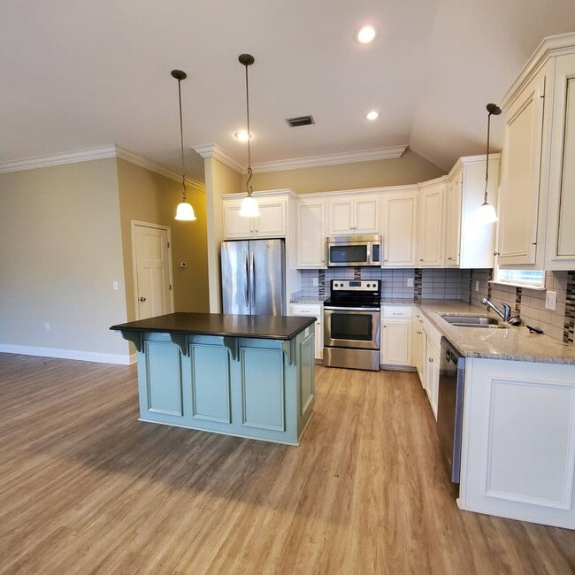 Foto del edificio - Modern Elegance Meets Southern Comfort: 4BR/2BA Gem in Northlake Neighborhood!