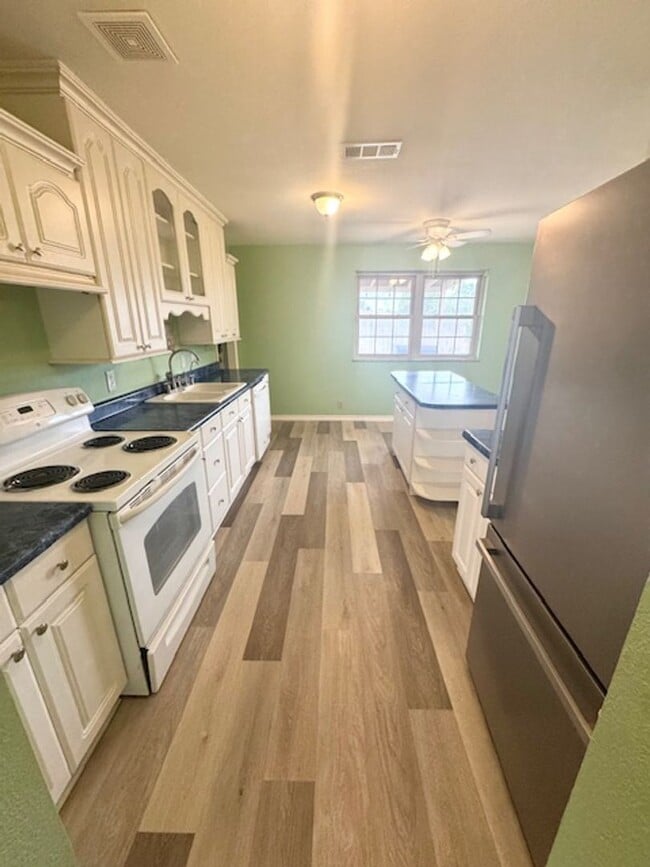 Foto del edificio - Cozy 3/1.5 Ready To Rent ASAP