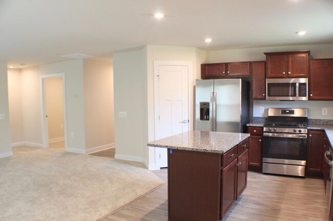 Building Photo - 105 S Peak Dr