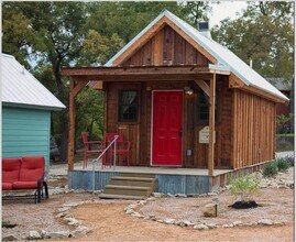 Building Photo - 607 Live Oak St