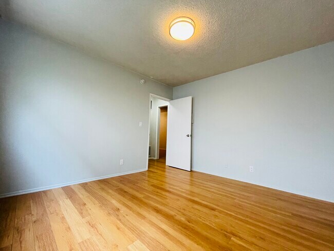 Building Photo - 906 N Sweetzer Ave