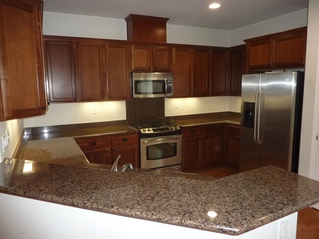Building Photo - Nice Townhome w/ Detached Garage, Granite ...