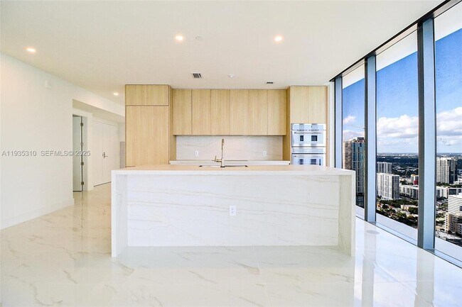 Foto del edificio - 700 NE 24th St