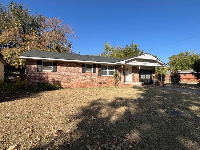 Foto del edificio - 4-Bedroom Home with Spacious Fenced Yard