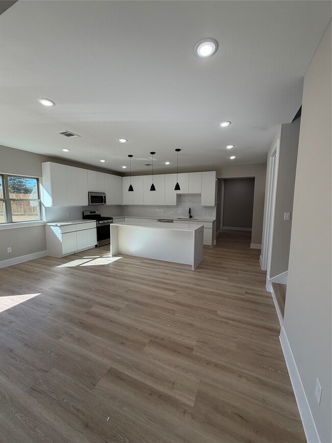 Building Photo - 20003 Venetto St