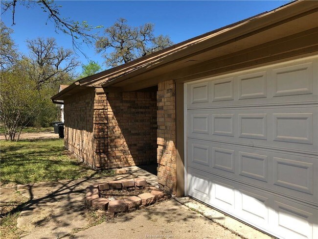 Foto del edificio - 1403 Bayou Woods Dr
