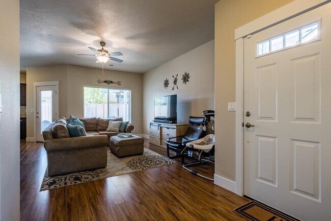 Foto del edificio - 395 Live Oak Loop