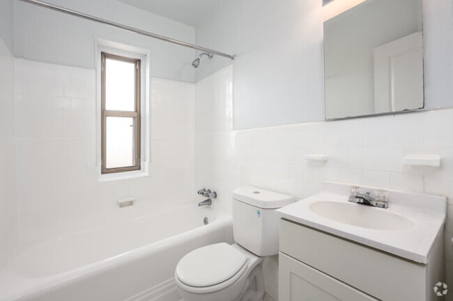 2BR, 1BA - 573SF - Bathroom - Macomb Gardens