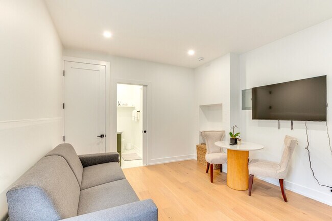 Foto del edificio - 1032 McLean Ave