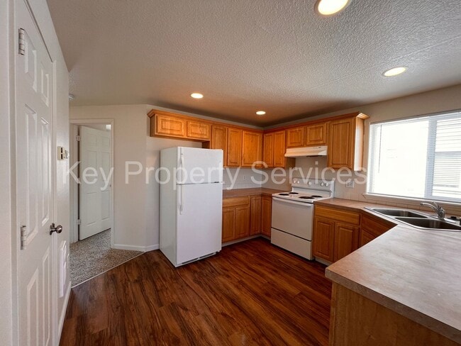 Building Photo - Orchards Townhome with Extra Deep Garage
