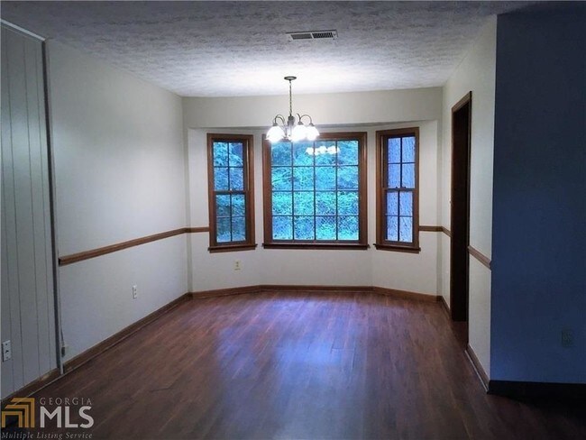 Foto del edificio - 6859 Lakeview Ln NW