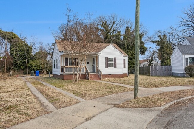 Building Photo - Christopher Shores