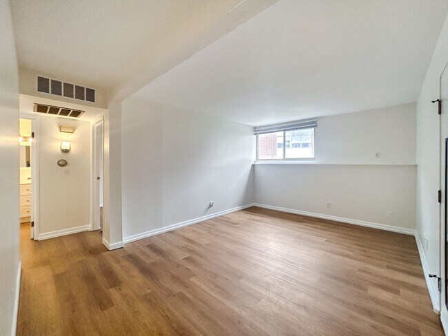 Foto del edificio - $0 DEPOSIT OPTION!!! CHARMING GARDEN-LEVEL...