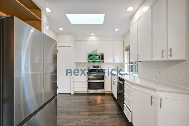 Foto del edificio - "Charming Bellevue 4-Bed Oasis with 2 Baths - Spacious 1560 Sq Ft Retreat!"
