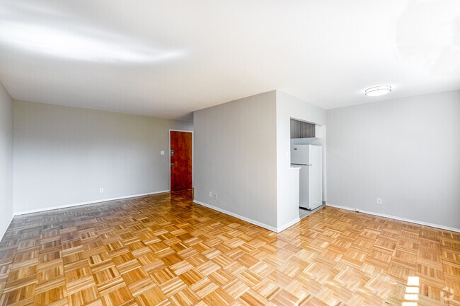1BR, 1BA - 750SF - Living Room/Dining Room - Princeton Apartments