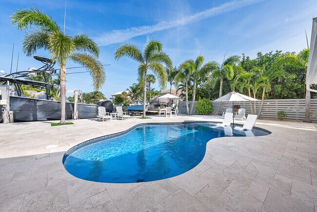 Building Photo - 355 Center St