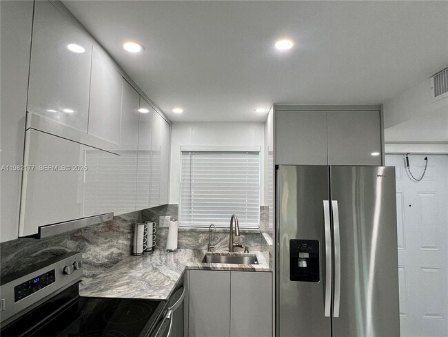 Foto del edificio - 8595 Sunrise Lakes Blvd