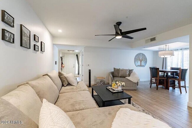Foto del edificio - 9460 E Mission Ln