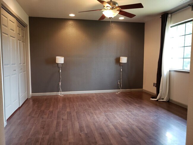 Foto del edificio - Charming 3-Bed Home in Gated Community with Updated Interiors & Private Yard!