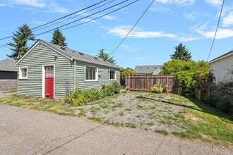 Building Photo - 521 Whitworth Ave S