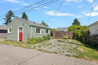 Building Photo - 521 Whitworth Ave S