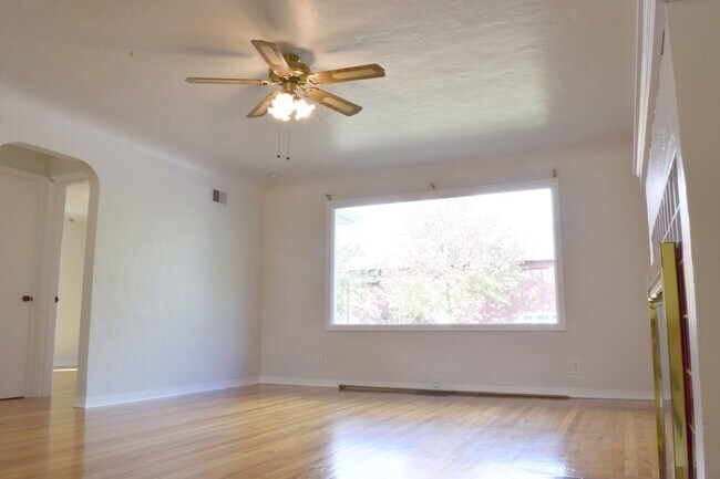 Building Photo - Charming 3 Bedroom Home With Backyard Avai...