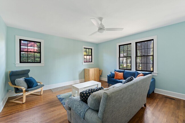 Foto del edificio - Lovely 2BR Home in Old West Durham with Fe...