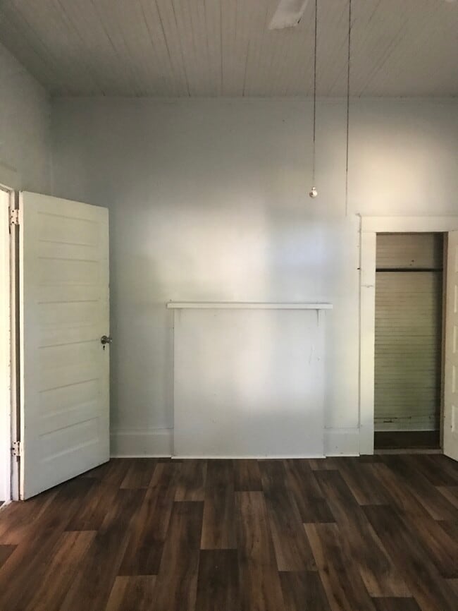 Building Photo - 800 N Sloan St