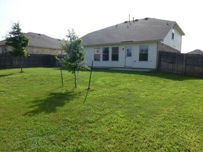 Building Photo - Well Maintained expansive 4 Bedroom Home w...
