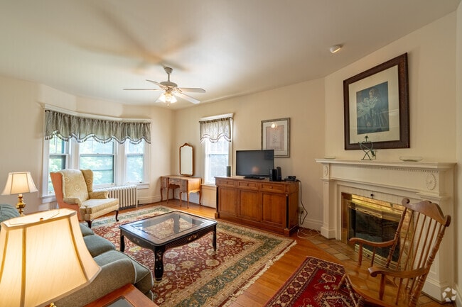 2R, 1BA - 900SF - Living Room - 585 W Ferry St